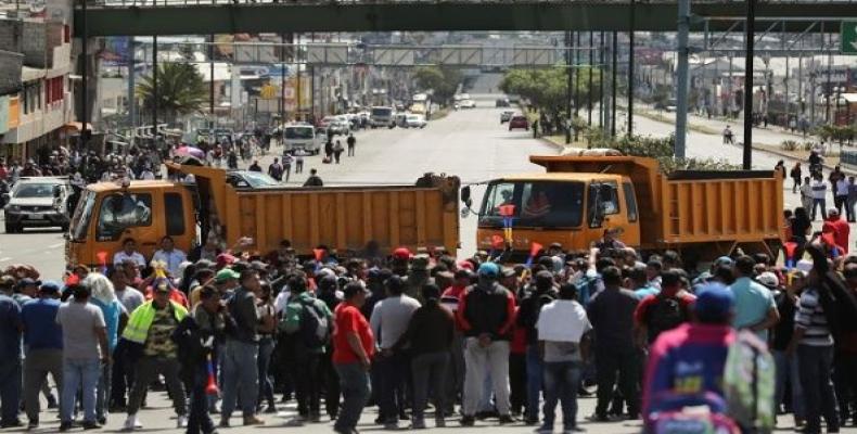 Trucks block main roads during protests against Lenin Moreno.  (Photo: Reuters)
