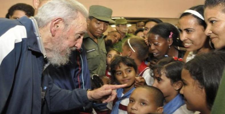 Fidel saluda a algunos niños.  Foto de Archivo