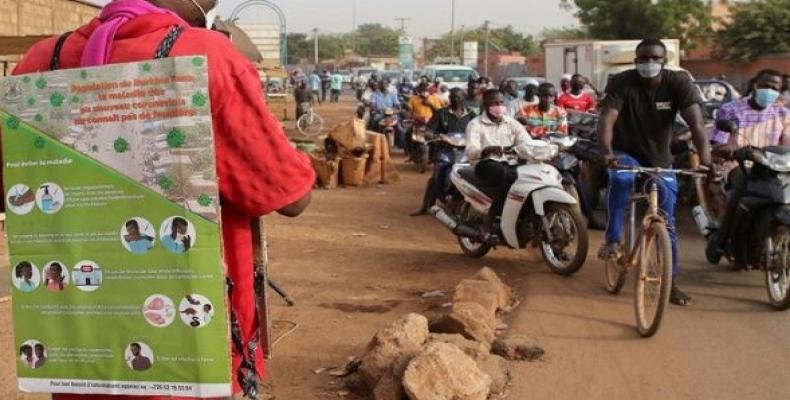 A man wears an information poster to deliver information on COVID-19 in Ouagadougou, Burkina Faso.  (Photo: EFE)