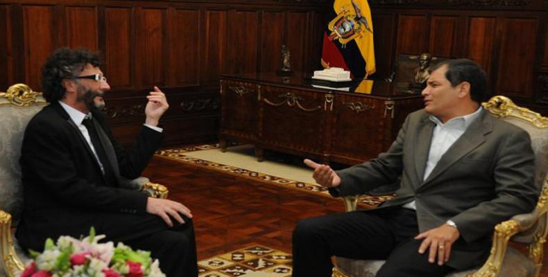 Fito Paez (izq) en conversaciòn con presidente Correa, de Ecuador (foto archivo)