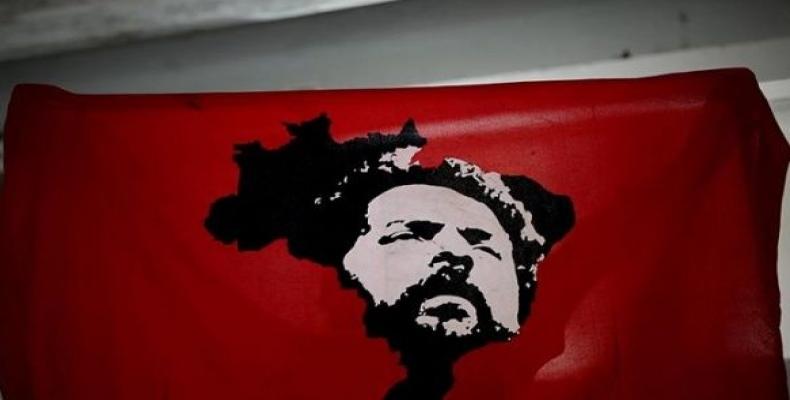 Lula da Silva on a flag held by a supporter.  Photo: EFE