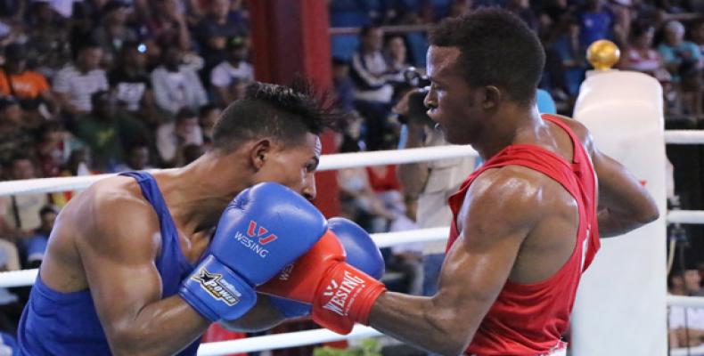 Lazaro Alvarez, à gauche, trois fois champion du monde, division 60 kilos