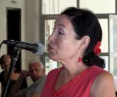 Alejandrina , periodista de Radio Habana Cuba , quién elabora el noticiero en quechua que se realiza en la emisora