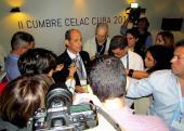 Rogelio Sierra, viceministro de Relaciones Exteriores de Cuba informa sobre lo acontecido a la prensa acreditada