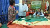 Colectivo de RHC entrega bandera de lucha a embajador boliviano. Foto: Maite González  (RHC)